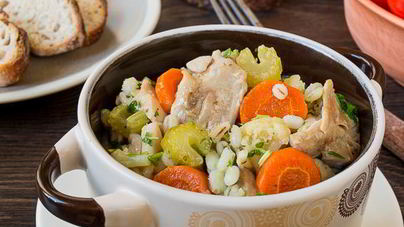 Нежное рагу из курицы с овощами и перловкой