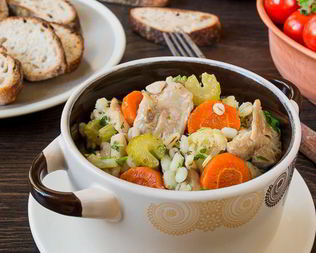 Нежное рагу из курицы с овощами и перловкой