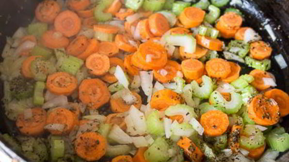 нежное рагу из курицы с овощами и перловкой