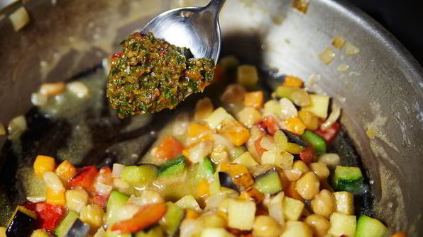 овощное рагу с нутом и корицей