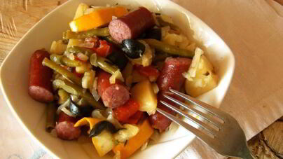 Овощное рагу с охотничьими колбасками