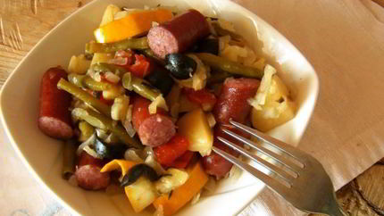 Овощное рагу с охотничьими колбасками