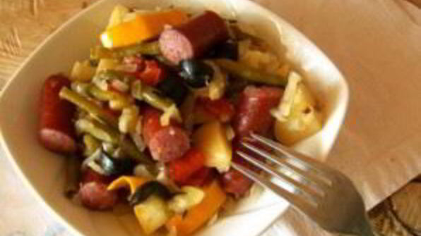 овощное рагу с охотничьими колбасками