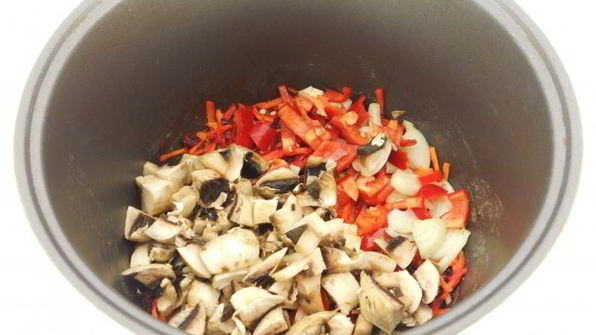 овощное рагу с рисом и шампиньонами в мультиварке