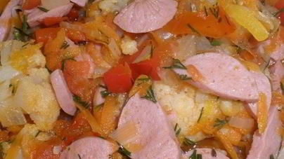 Овощное рагу с сосисками