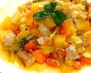 Овощное рагу со свининой в казане