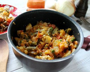 Овощное рагу в кастрюле с капустой и картошкой