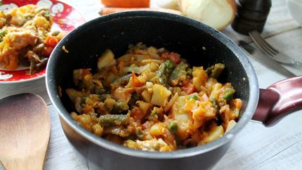 Овощное рагу в кастрюле с капустой и картошкой