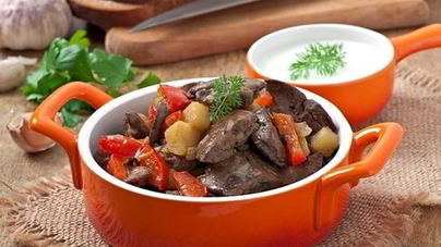 Рагу из куриной печени с яблоком и сладким перцем