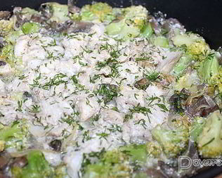 Рагу из минтая с шампиньонами и брокколи