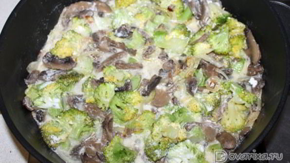 рагу из минтая с шампиньонами и брокколи