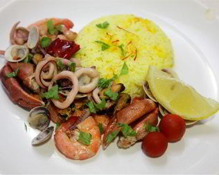 Рагу из морепродуктов с изюмом и орехами