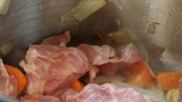 рагу из репы со свининой, яблоками и изюмом