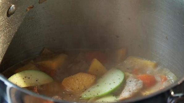 рагу из репы со свининой, яблоками и изюмом