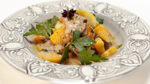 рагу из репы со свининой, яблоками и изюмом