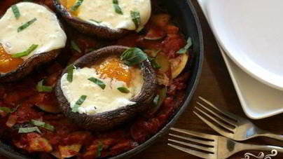 Рагу из цуккини с запеченными яйцами в грибах