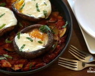 Рагу из цуккини с запеченными яйцами в грибах
