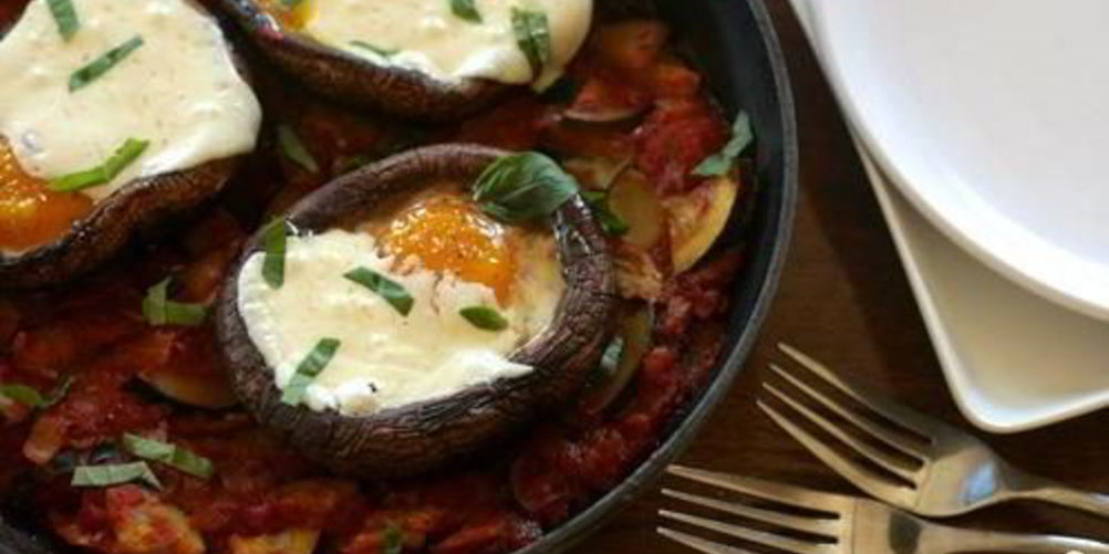 Рецепт рагу из цуккини с запеченными яйцами в грибах