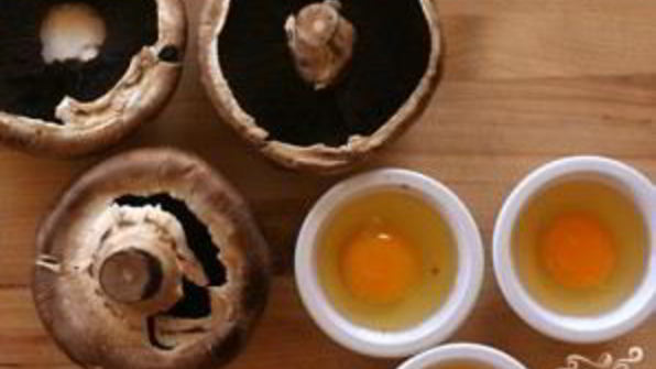 рагу из цуккини с запеченными яйцами в грибах