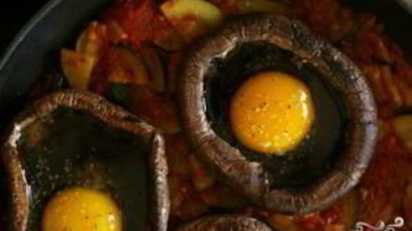 рагу из цуккини с запеченными яйцами в грибах