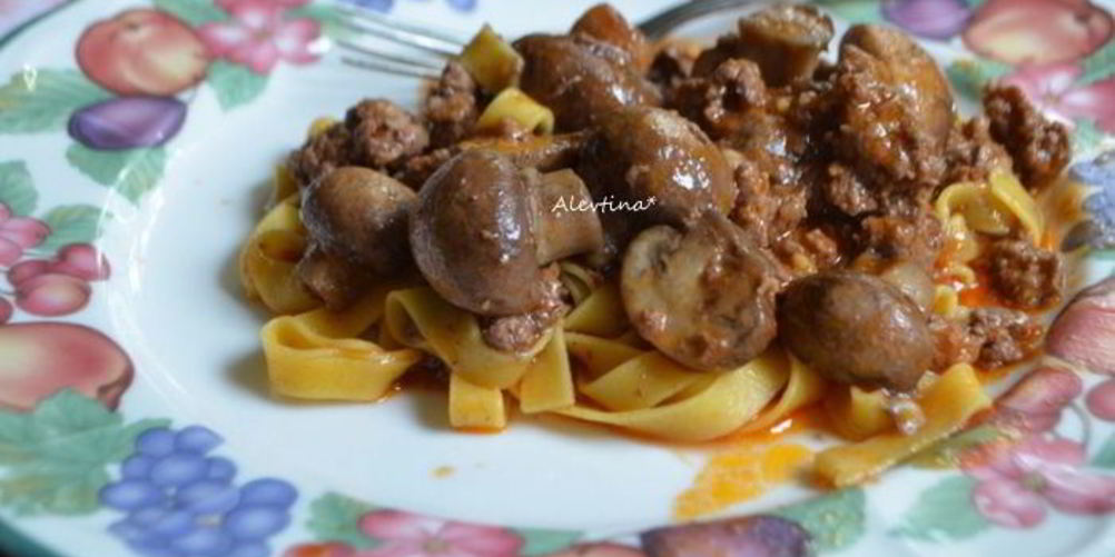 Рецепт рагу ягненка с грибами и пастой