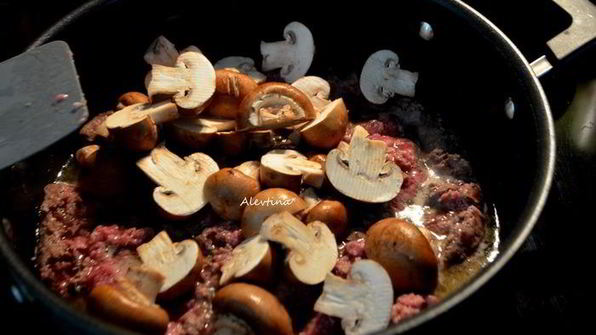 рагу ягненка с грибами и пастой