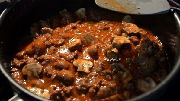 рагу ягненка с грибами и пастой