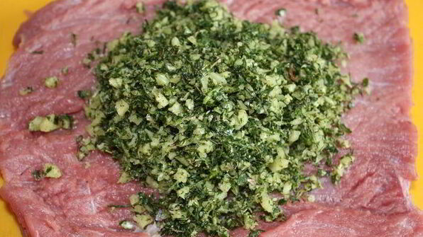 рулет из говядины с рагу из кабачков