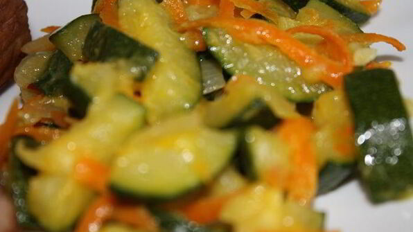 рулет из говядины с рагу из кабачков