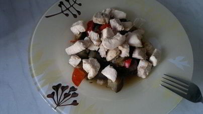 Восточные овощное рагу и мясо птицы в восточных специях