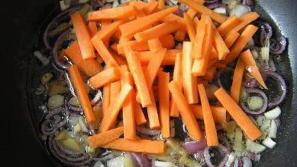 зеленое рагу с имбирем и морковью