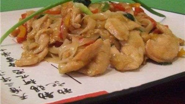 рисовая лапша с индюшиным филе и овощами