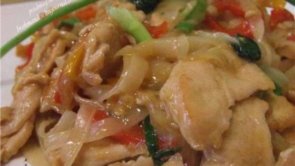 рисовая лапша с индюшиным филе и овощами