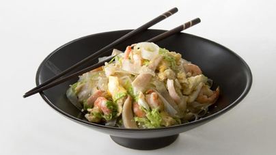 Рисовая лапша с креветками и кальмарами