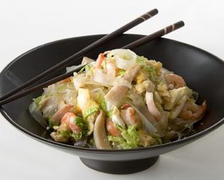 Рисовая лапша с креветками и кальмарами