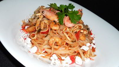 Рисовая лапша с креветками и крабовыми палочками