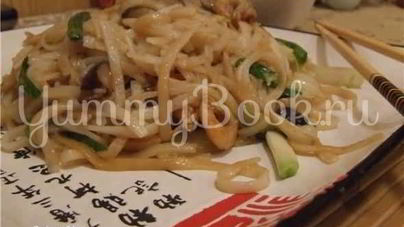 Рисовая лапша с креветками, мидиями и овощами