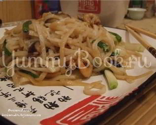 Рисовая лапша с креветками, мидиями и овощами