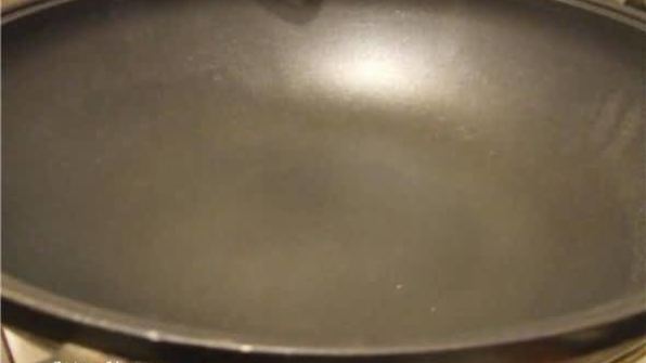 рисовая лапша с креветками, мидиями и овощами