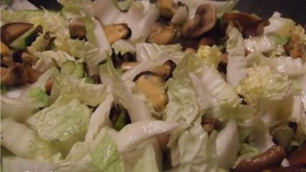 рисовая лапша с креветками, мидиями и овощами