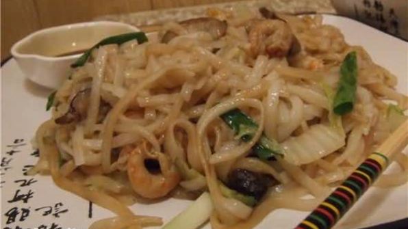 рисовая лапша с креветками, мидиями и овощами