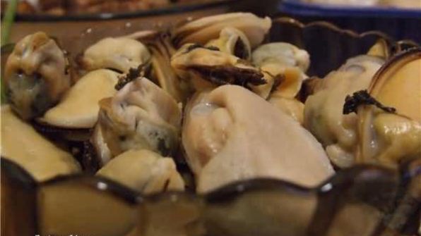 рисовая лапша с креветками, мидиями и овощами