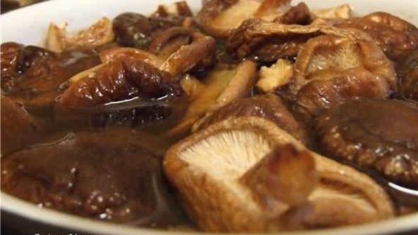 рисовая лапша с креветками, мидиями и овощами