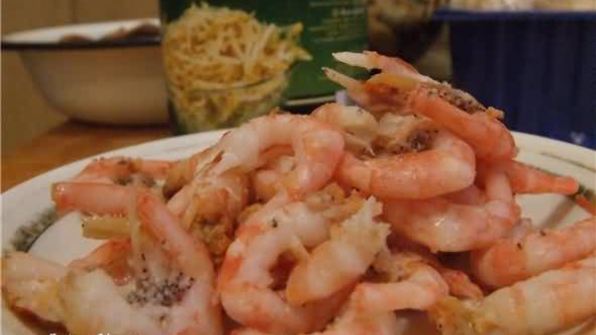 рисовая лапша с креветками, мидиями и овощами