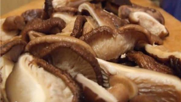 рисовая лапша с креветками, мидиями и овощами