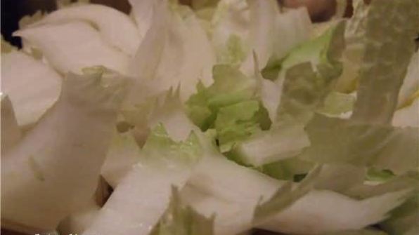 рисовая лапша с креветками, мидиями и овощами