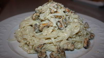 Рисовая лапша с мидиями в сливках