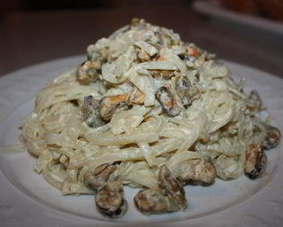 Рисовая лапша с мидиями в сливках