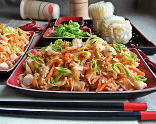 Рисовая лапша с овощами и крабом