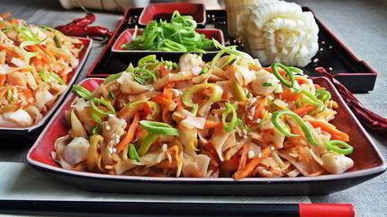 Рисовая лапша с овощами и крабом